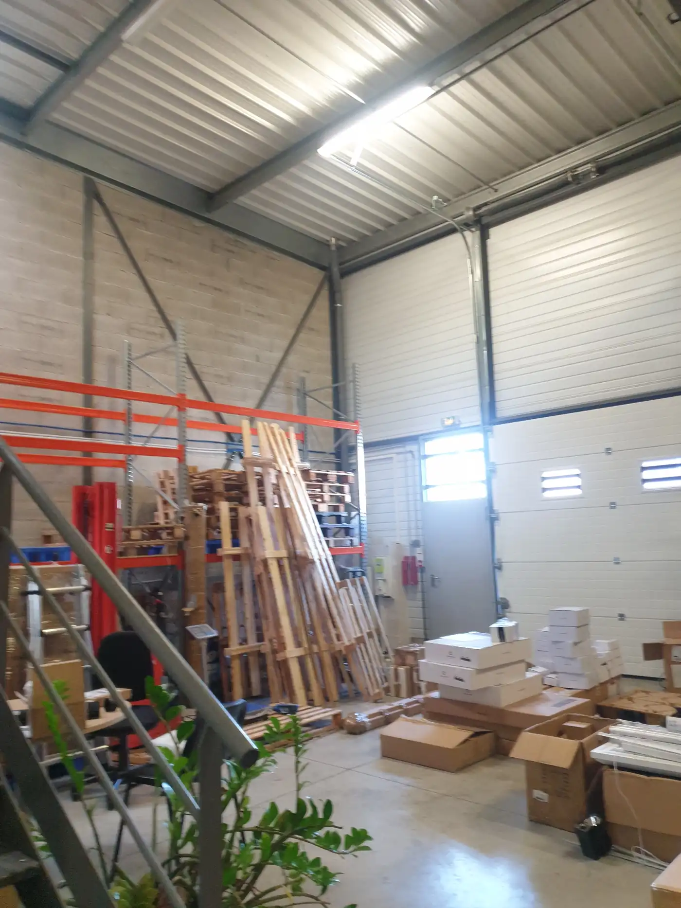 Atelier de grande hauteur avec porte sectionnelle, Camargue 4 Garosud Montpellier Atelier de grande hauteur avec porte sectionnelle, Camargue 4 Garosud Montpellier