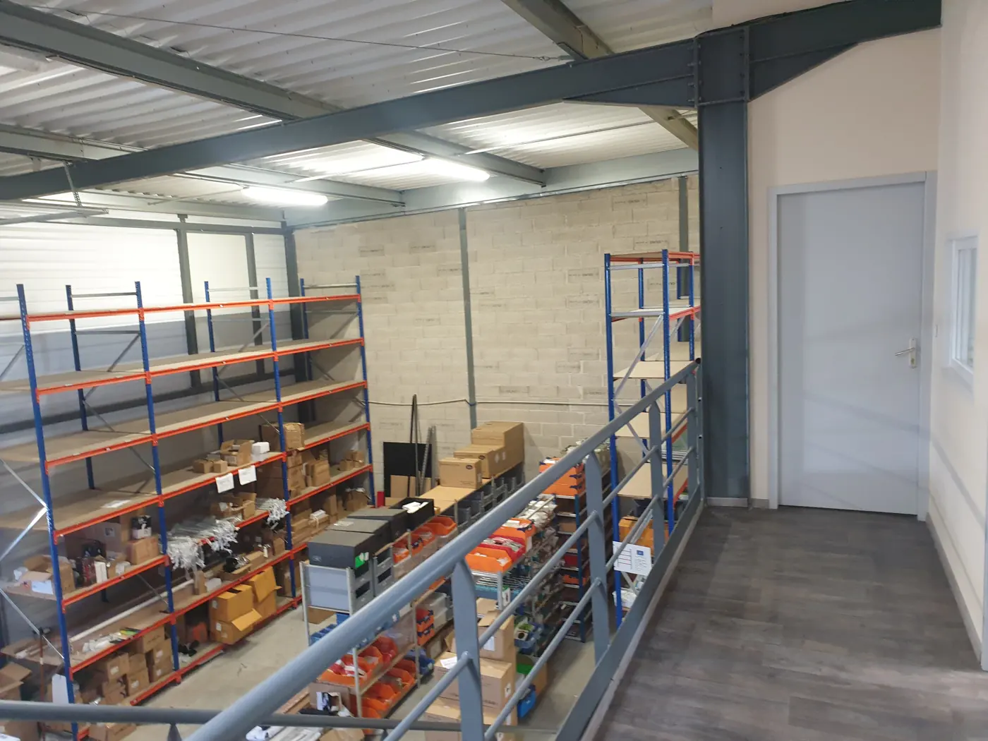 Mezzanine aménagée de l'atelier 250 m², rayonnage et local fermé, Montpellier Mezzanine aménagée de l'atelier 250 m², rayonnage et local fermé, Montpellier