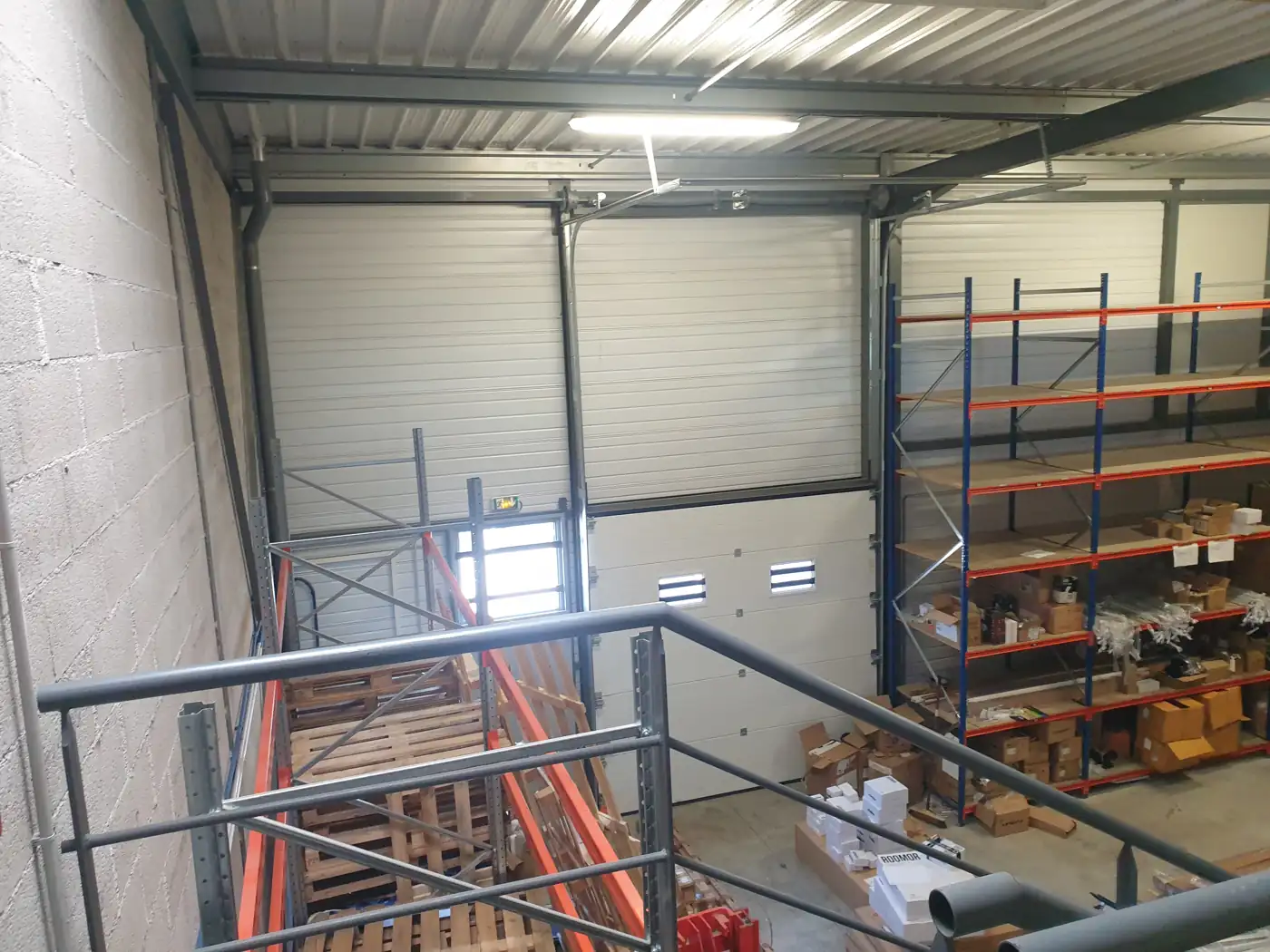 Mezzanine avec rayonnage de stockage, atelier Camargue 4 Montpellier