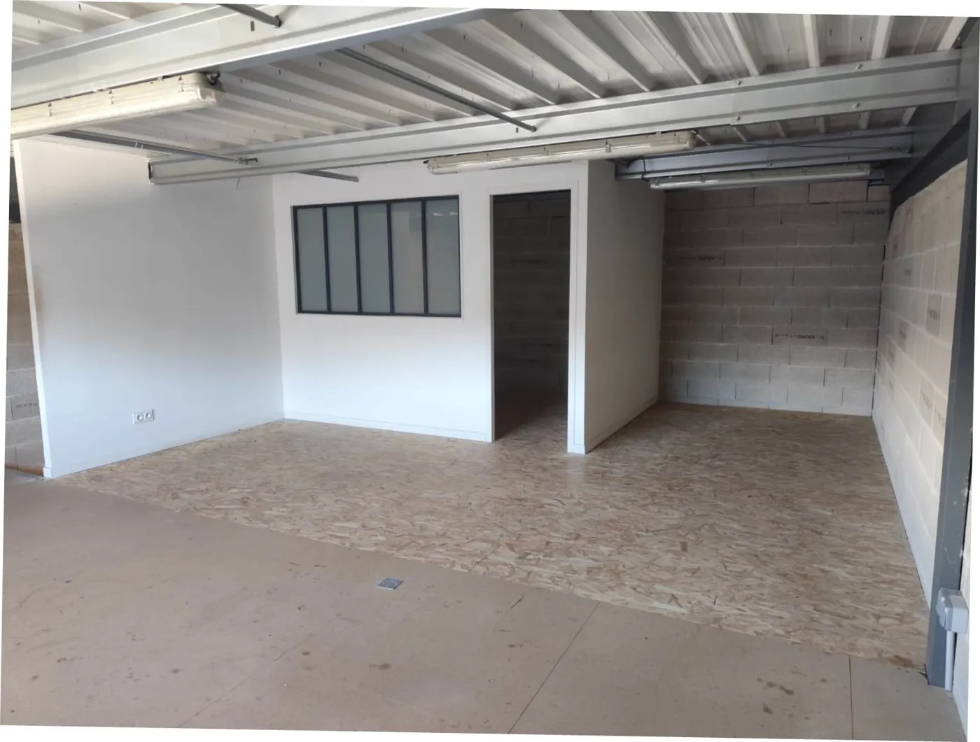 Atelier G1-68 aménagé avec bureau cloison verrière, Garosud Montpellier