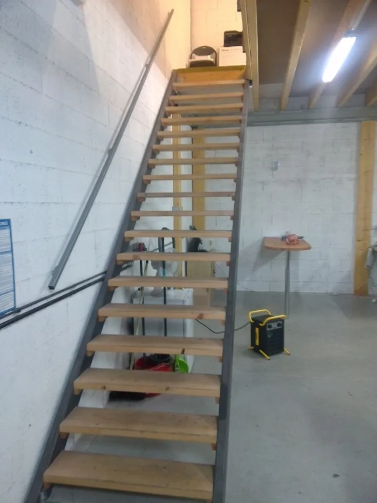 Escalier vers la mezzanine de l'atelier G1-68, Garosud Montpellier Escalier vers la mezzanine de l'atelier G1-68, Garosud Montpellier