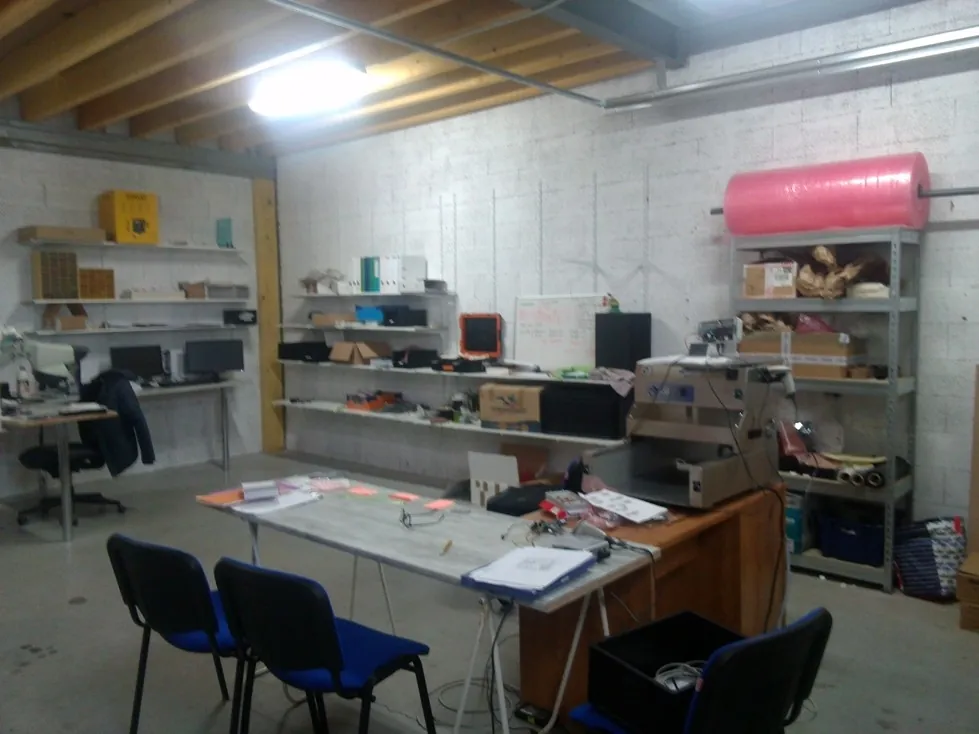 Espace de travail aménagé dans l'atelier G1-68, Garosud Montpellier Espace de travail aménagé dans l'atelier G1-68, Garosud Montpellier
