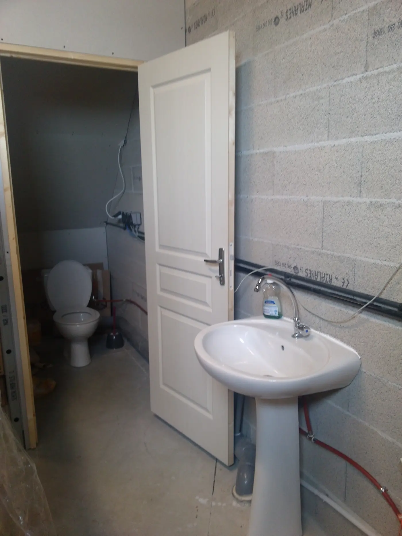 Sanitaires (WC et lavabo) de l'atelier G1-68, Garosud Montpellier Sanitaires (WC et lavabo) de l'atelier G1-68, Garosud Montpellier