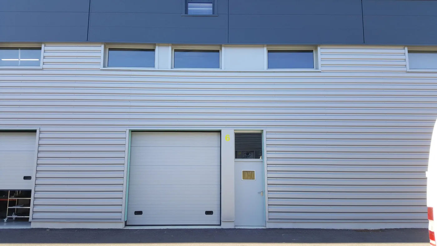 Façade de l'atelier G2-102, porte sectionnelle, Garosud Montpellier Façade de l'atelier G2-102, porte sectionnelle, Garosud Montpellier