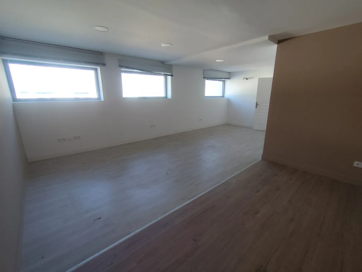 Mezzanine aménagée de 32 m² de l'atelier G2-102, éclairage LED, Garosud Montpellier Mezzanine aménagée de 32 m² de l'atelier G2-102, éclairage LED, Garosud Montpellier