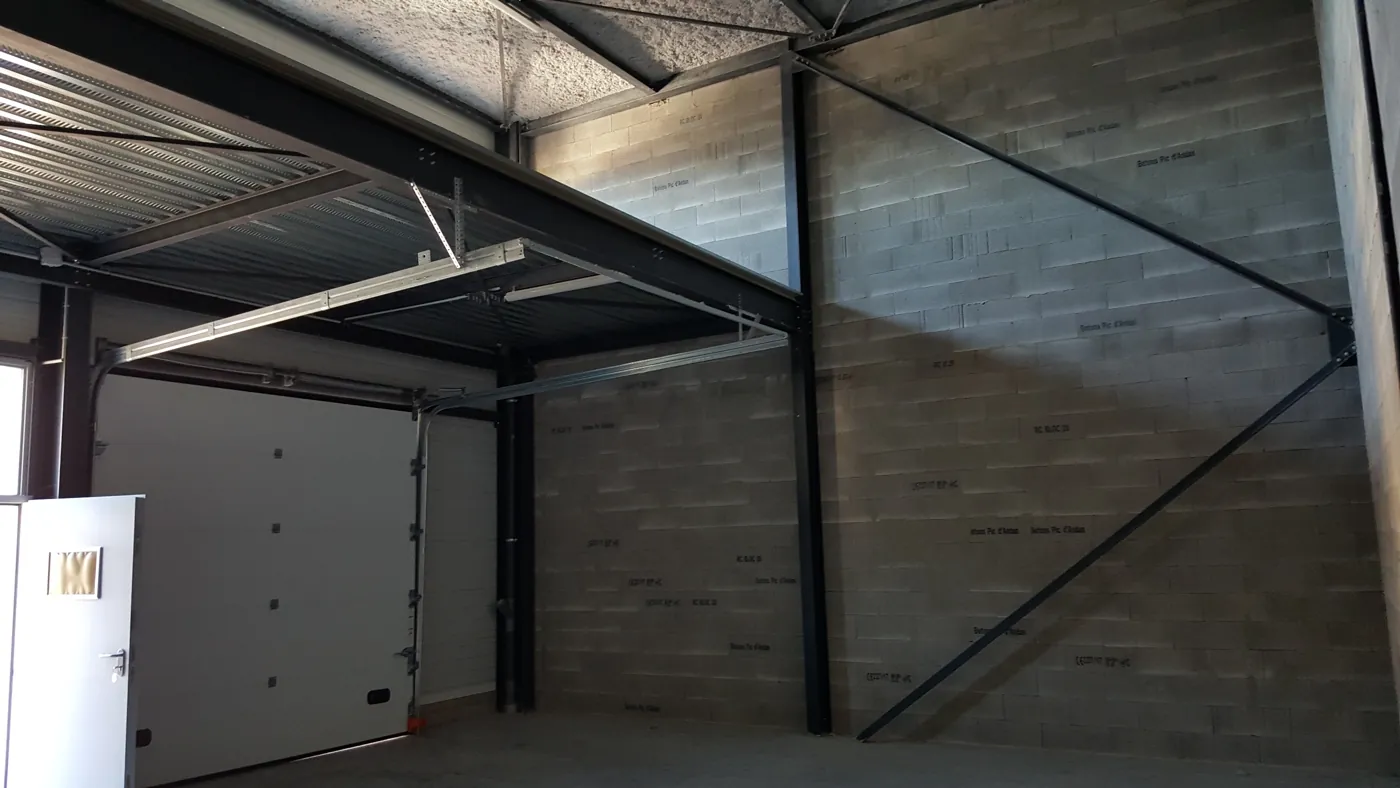 Atelier G2-102, 7 m sous plafond, porte sectionnelle 3x3 m, Garosud Montpellier