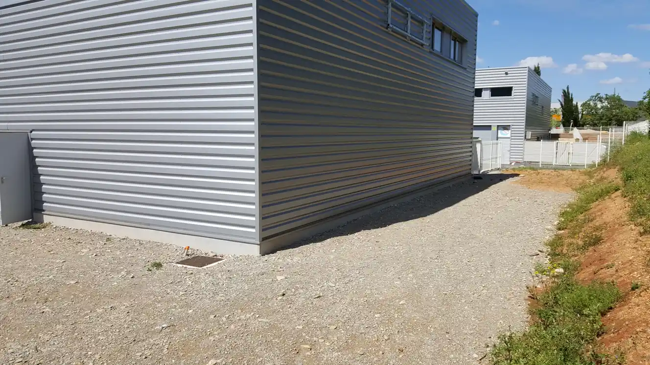 Cours extérieure privative de 193 m² de l'atelier G2-33, Garosud Montpellier Cours extérieure privative de 193 m² de l'atelier G2-33, Garosud Montpellier