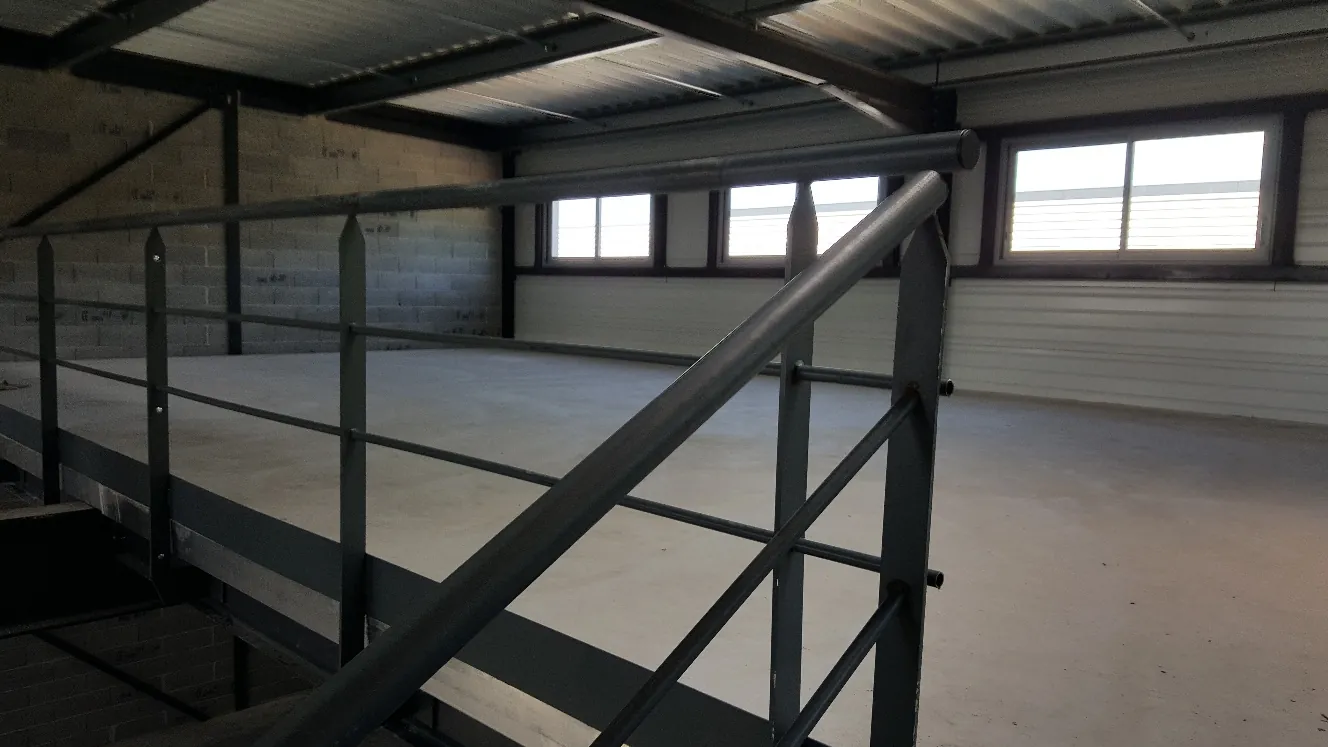 Mezzanine 82 m² de l'atelier G2-33, Garosud Montpellier Mezzanine 82 m² de l'atelier G2-33, Garosud Montpellier