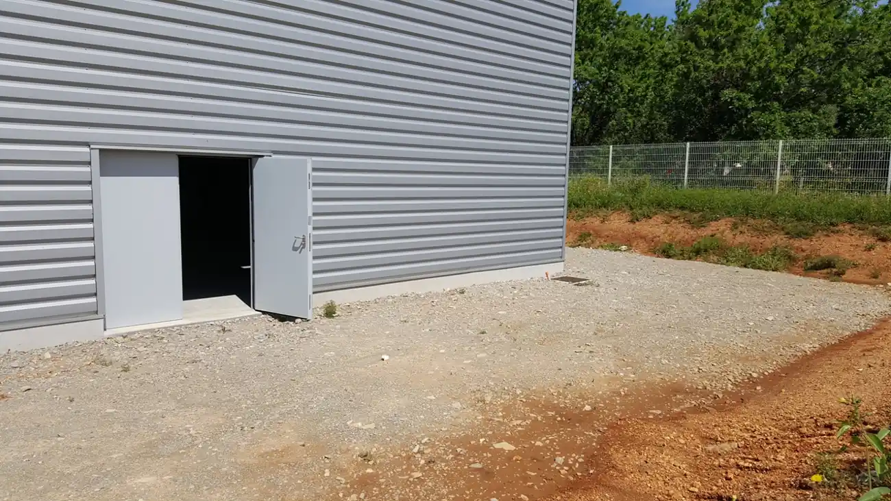 Porte sur cours privative extérieure, atelier G2-33, Garosud Montpellier Porte sur cours privative extérieure, atelier G2-33, Garosud Montpellier